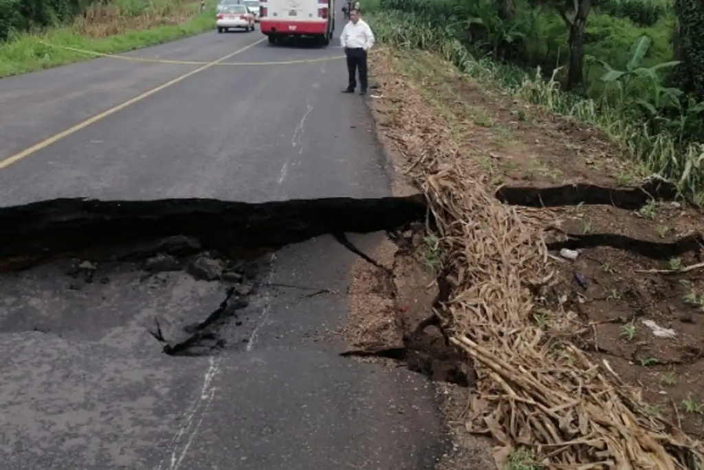 Imagen Trabajan para habilitar paso provisional por socavón en carretera de Acayucan 