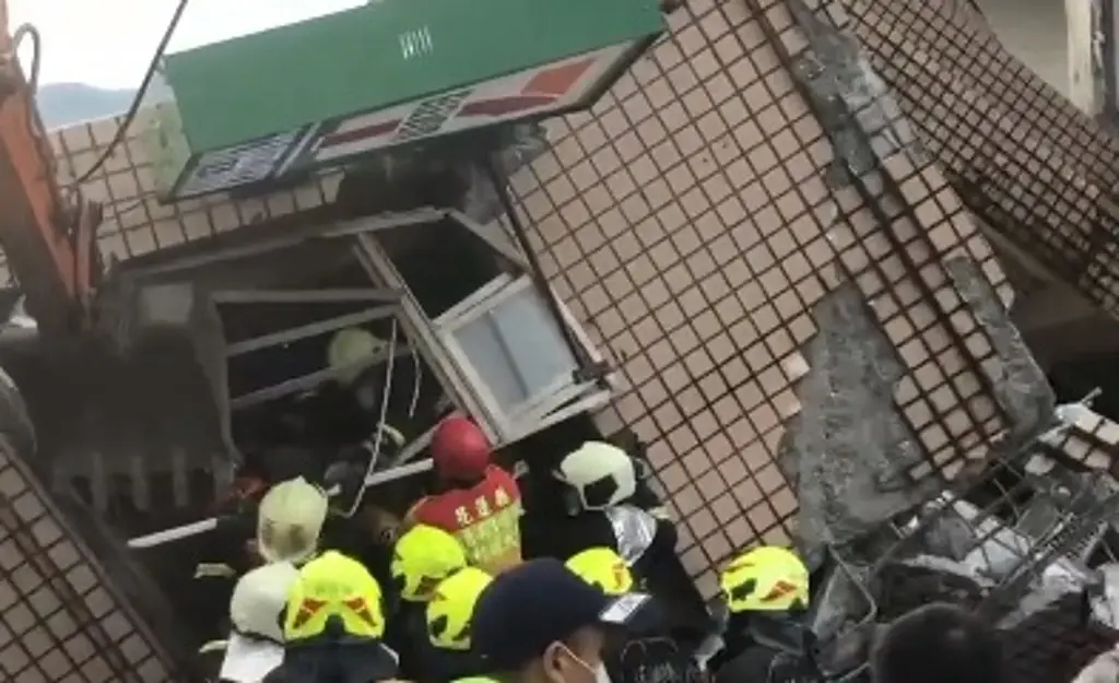Imagen Terremoto sacude Taiwán; derrumba edificios y destruye carreteras 