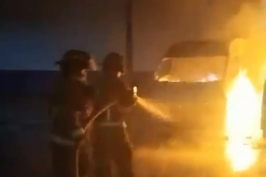 Imagen Queman varios vehículos en estacionamiento del aeropuerto de Cancún