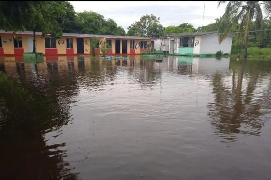 Imagen Suspenden clases en Telebachillerato de Alvarado por inundación  