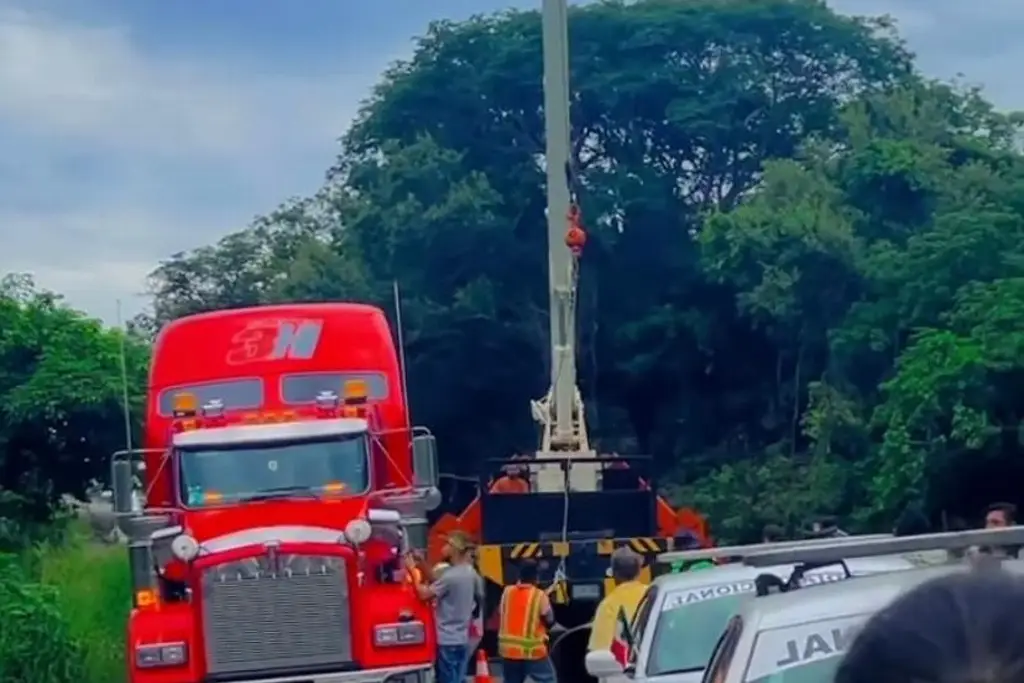 Imagen Princesa del Carnaval de Veracruz relata accidente automovilístico en carretera 
