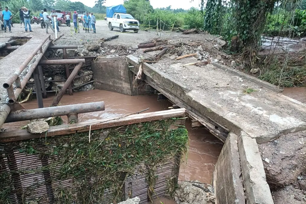Imagen Puente colapsado en Uxpanapa, Veracruz quedó inservible, habilitan uno alterno