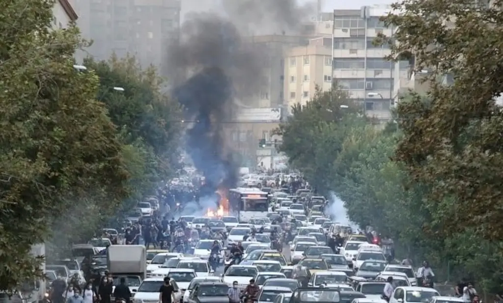 Imagen Irán reprime violentamente protestas; hay al menos 6 muertos