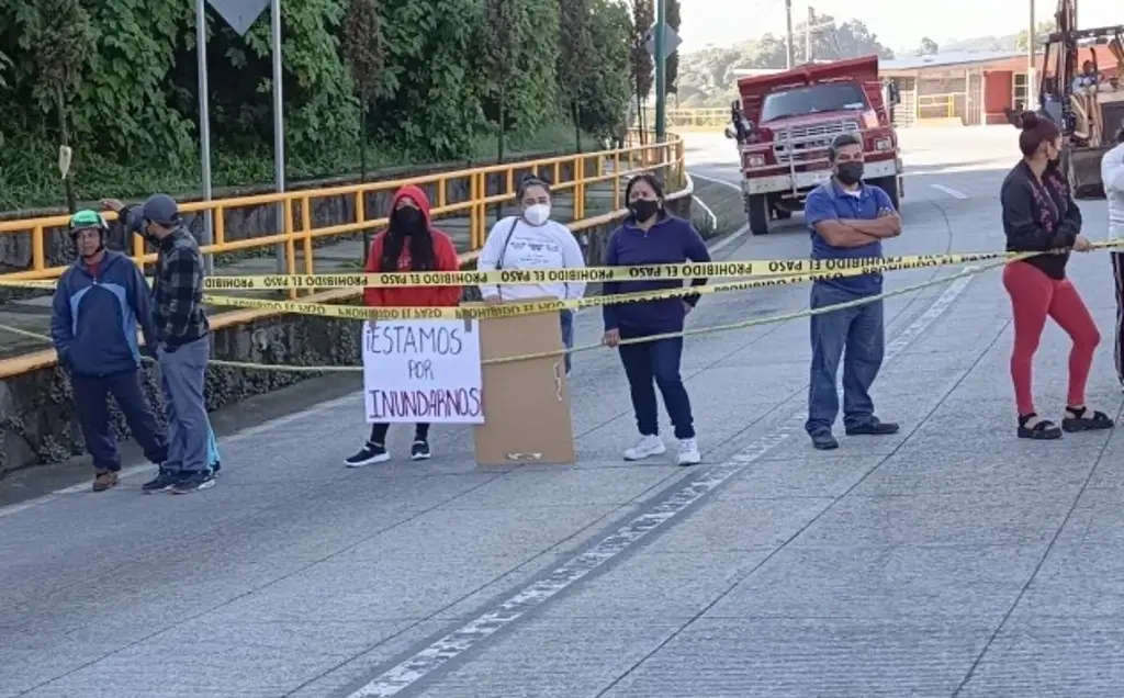 Imagen Vecinos bloquean carretera Xalapa-Coatepec, exigen a Ahued construcción de drenaje