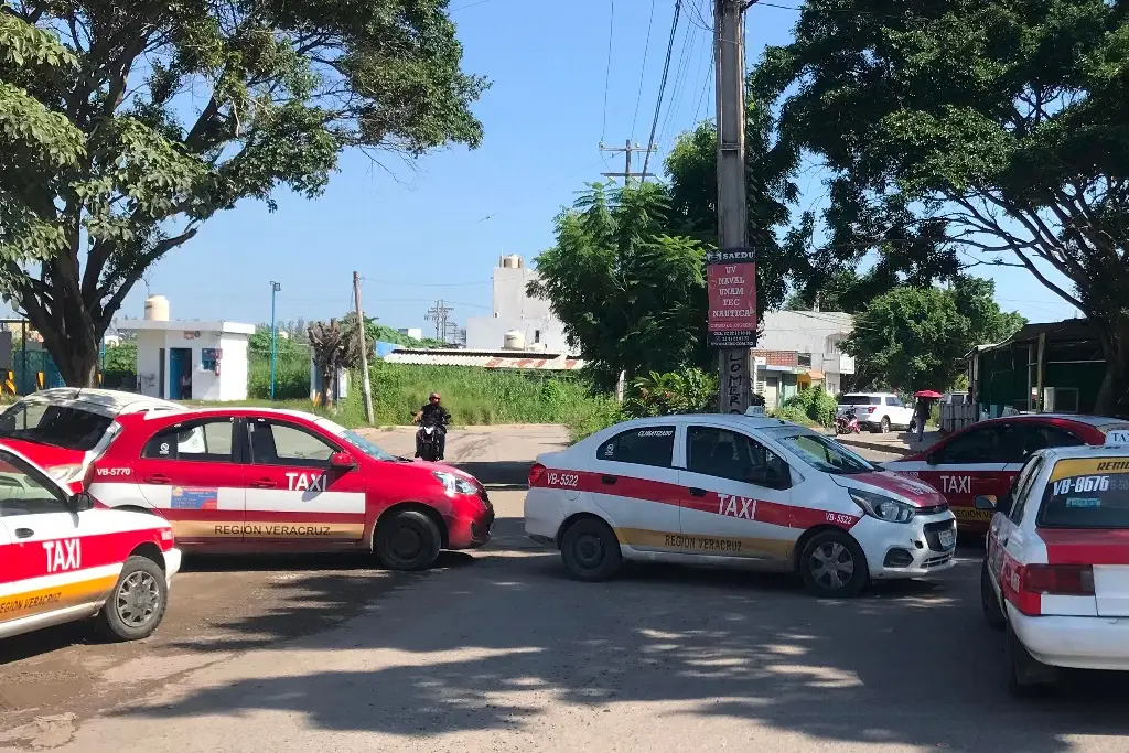 Imagen Taxistas bloquearon accesos a Palma Real en Veracruz; esta fue la razón 