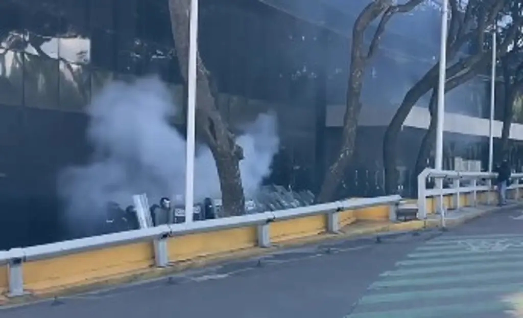 Imagen Manifestantes lanzan bombas a policías en FGR; reportan policías lesionados (+Video)