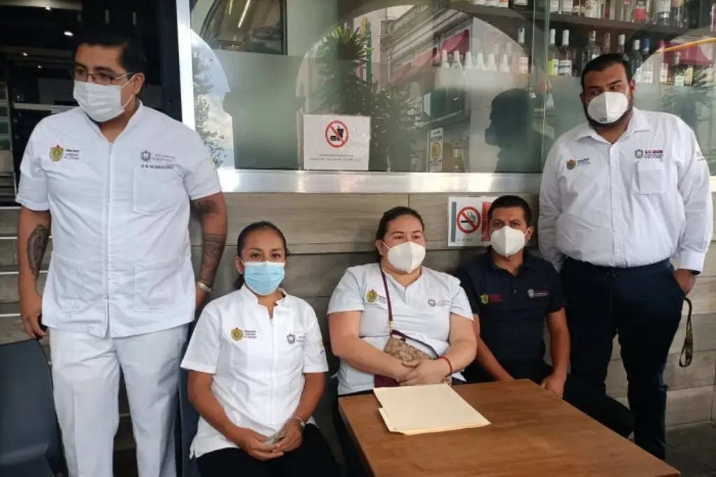 Imagen Trabajadores despedidos del Hospital de Río Blanco piden la intervención de Cuitláhuac García