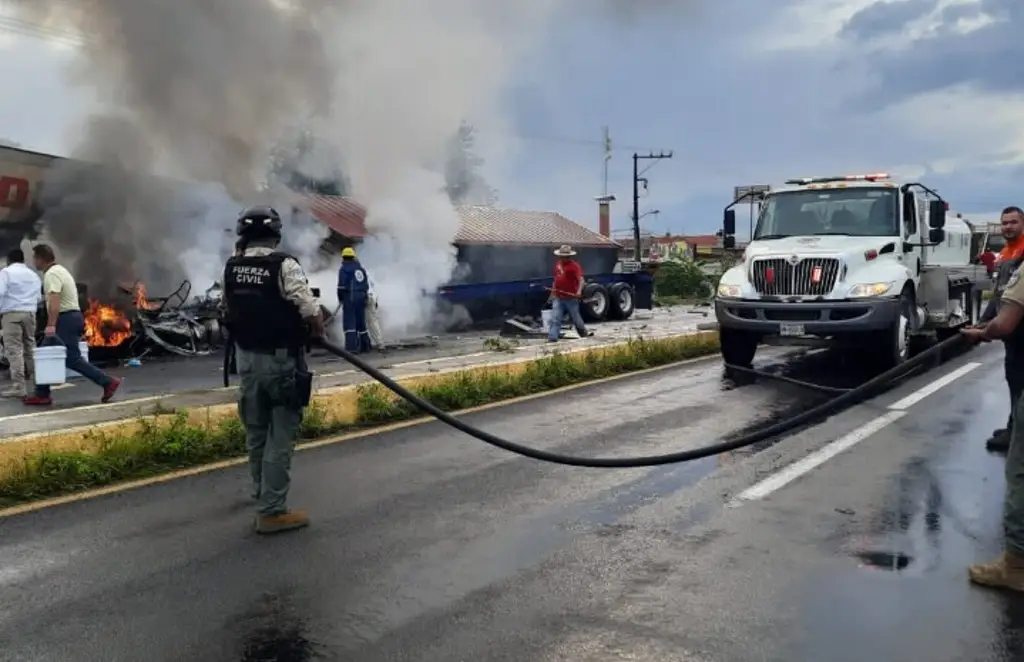 Imagen Reportan incendio de tráiler sobre la carretera Xalapa-Veracruz; se registró cierre vial 