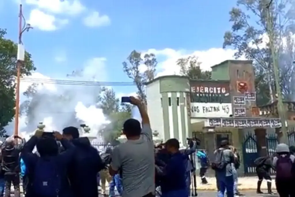 Imagen Deja 39 elementos lesionados protesta por caso Ayotzinapa en Campo Militar