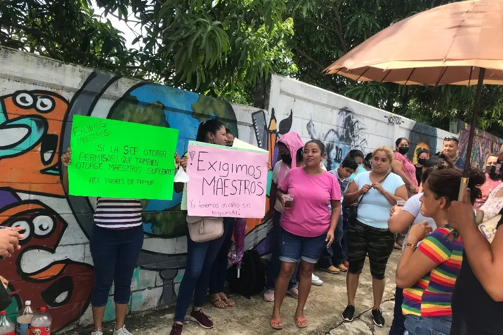 Imagen Sin maestros 80 alumnos en escuela de Veracruz; papás toman plantel