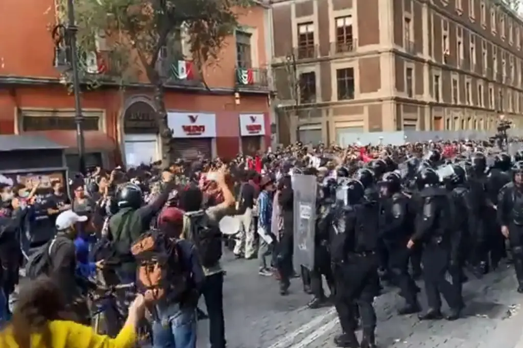 Imagen Encapuchados se enfrentan a policías durante marcha por caso Ayotzinapa en CDMX
