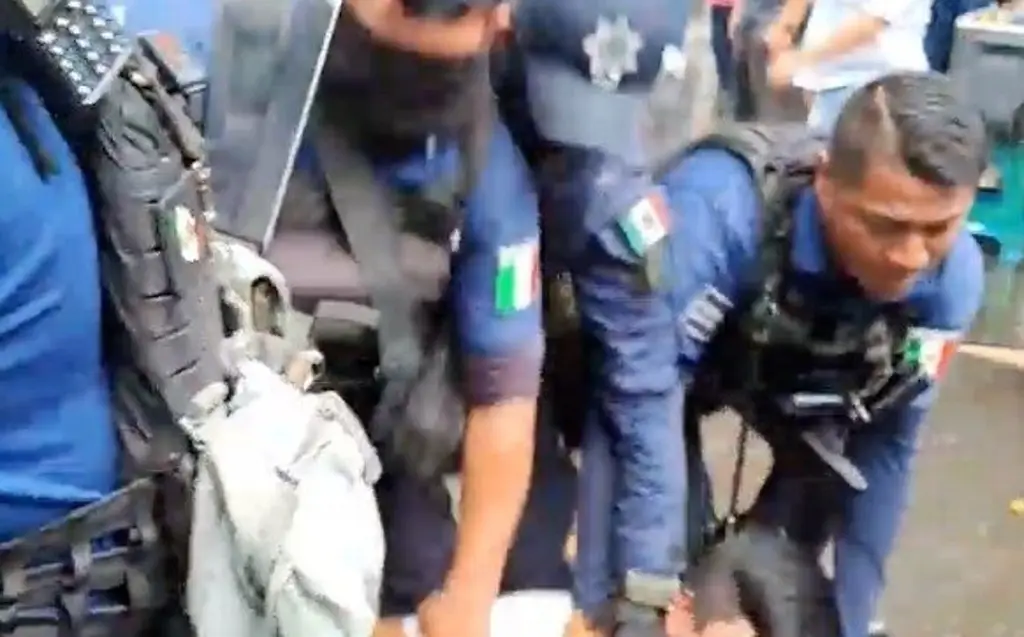 Imagen Acusan que desalojaron con violencia a vendedores ambulantes de Coatepec, Veracruz