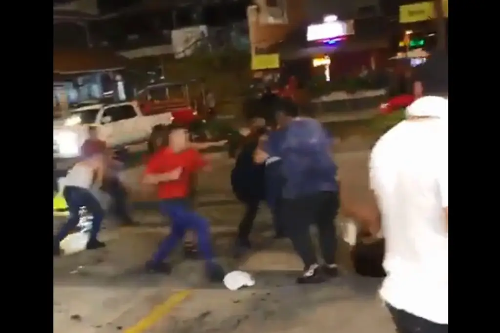 Imagen Captan batalla campal afuera de tienda de conveniencia (+Video)