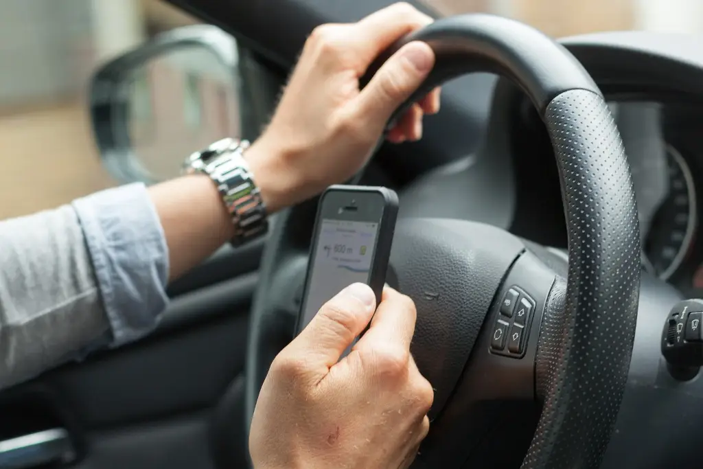 Imagen Esta es la multa que aplican por conducir con el celular en la mano