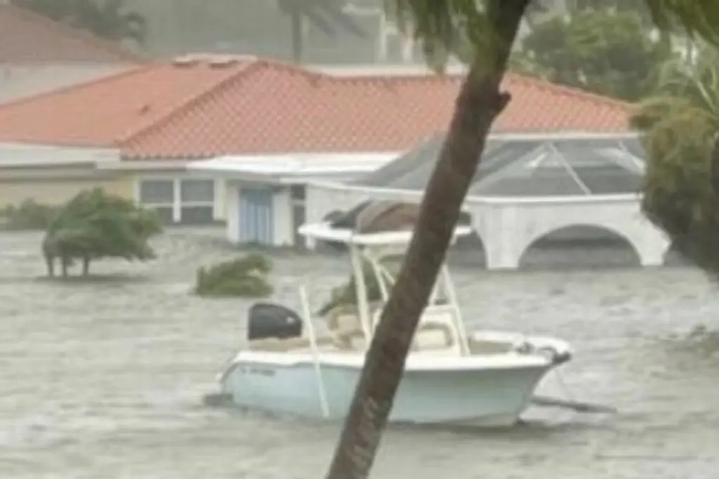 Imagen Autos flotando, edificios caídos y hasta un tiburón en plenas calles de Florida por huracán 'Ian' (+Video) 