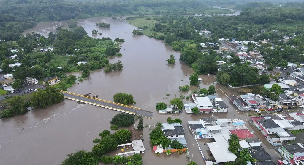 Imagen Más de 5 mil familias afectadas por las lluvias en Veracruz: gobernador