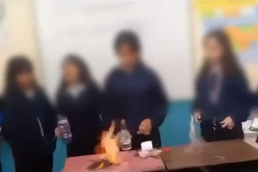 Imagen Explota experimento escolar; niños y maestra quedaron envueltos en llamas (+video)