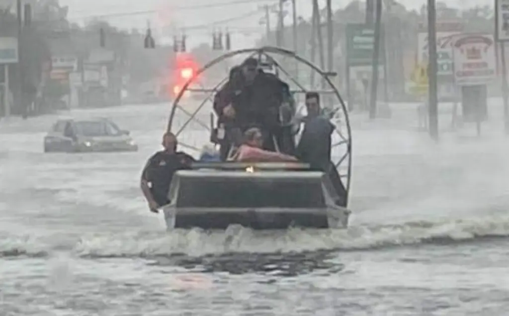 Imagen ¡Héroe! Reportero salva vida de mujer atrapada en inundación por huracán 'Ian' en Florida 
