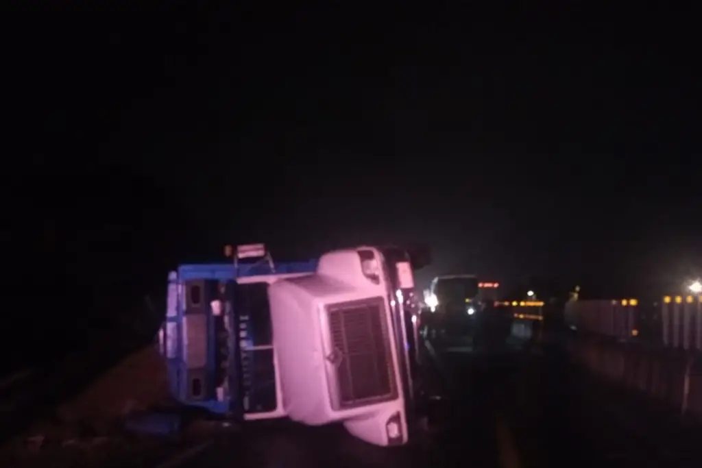 Imagen Chocan autobús y camión de carga en autopista de Veracruz; reportan 5 lesionados