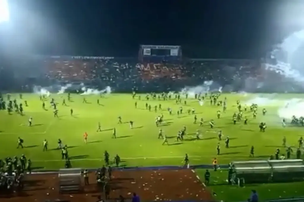 Imagen Reportan 127 muertos por batalla campal tras partido de futbol (+Video)