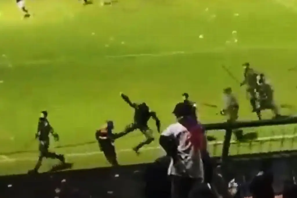 Imagen Así se vivió la batalla campal que ha dejado 174 muertos tras partido de futbol (+Video)