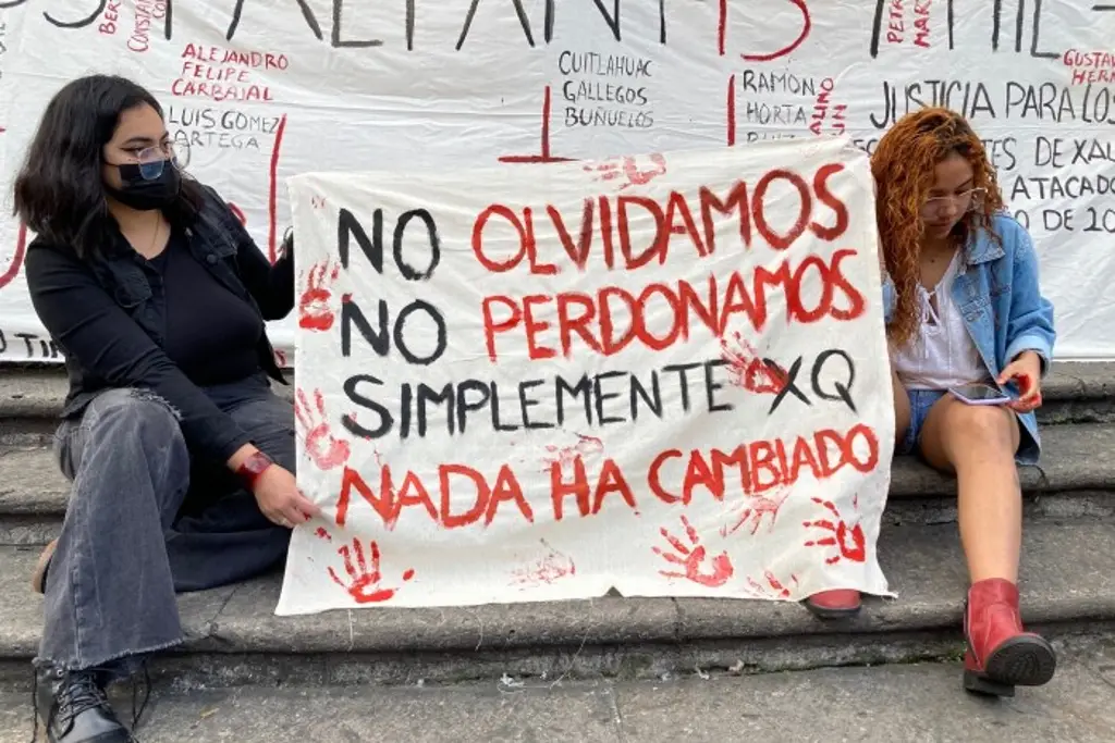 Imagen Estudiantes se manifiestan en Plaza Lerdo de Xalapa para recordar la Matanza de Tlatelolco 
