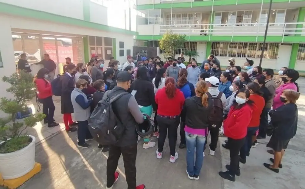 Imagen Padres de familia toman escuela secundaria en Orizaba por falta de maestros 