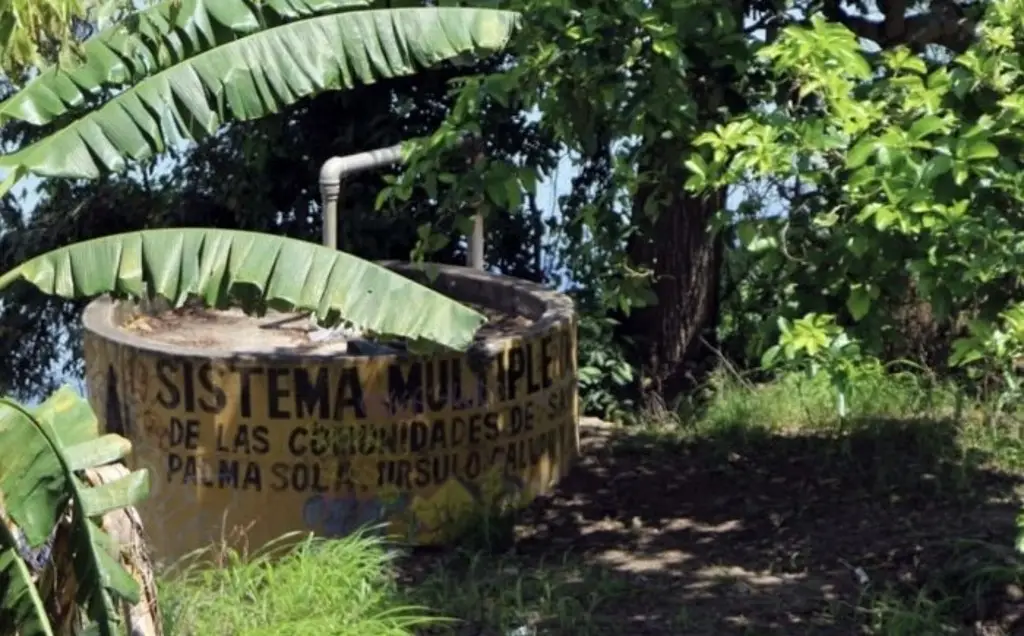Imagen Habitantes de Coatzintla bloquean carretera; temen consumir agua contaminada