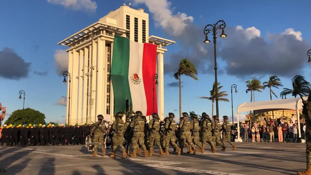 Imagen Mega desfile en Veracruz por los 201 años de la creación de la Armada de México  