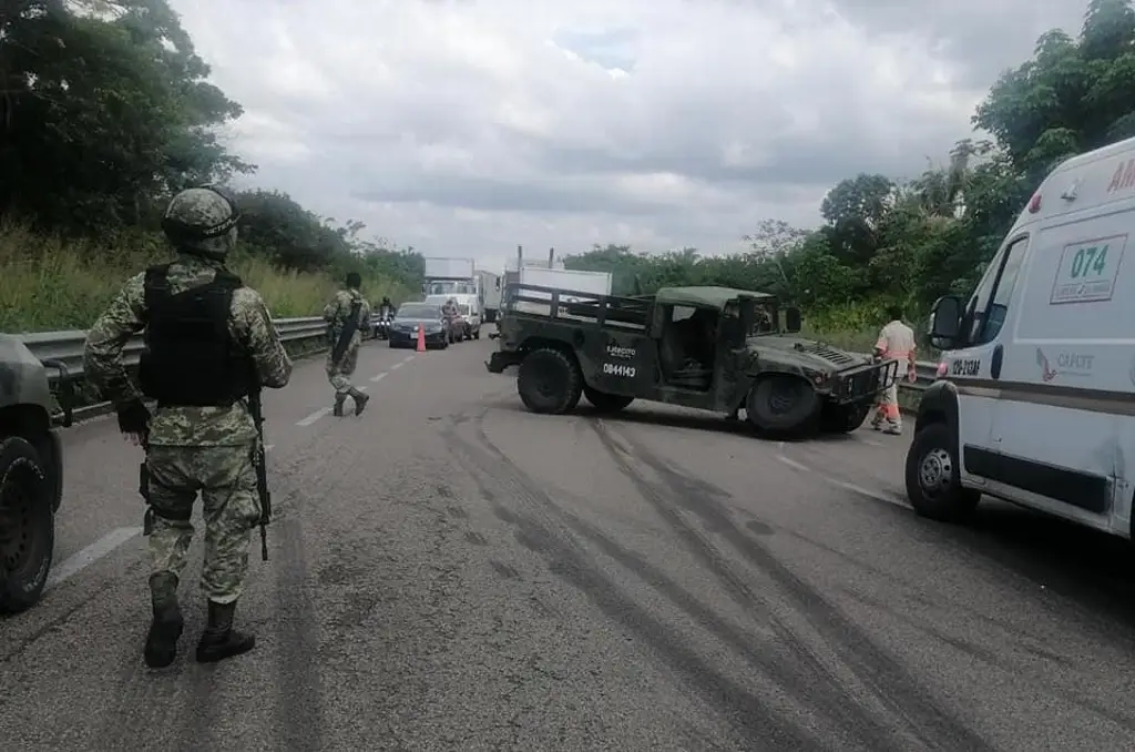 Imagen Chocan soldados en carretera de Veracruz; hay 3 elementos lesionados 