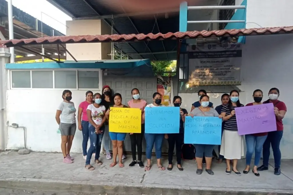 Toman primaria en Cotaxtla por falta de maestros - xeu noticias veracruz
