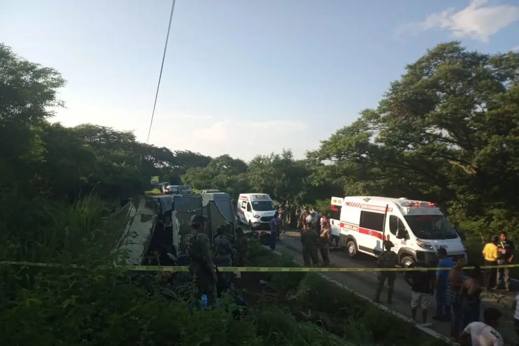 Imagen Vuelca camión de la Semar; hay un muerto y 17 heridos