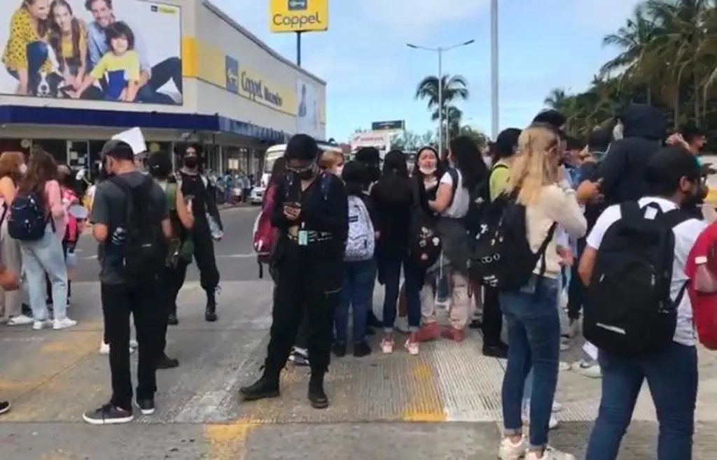 Imagen Universitarios bloquearon Juan Pablo II de Boca del Río 