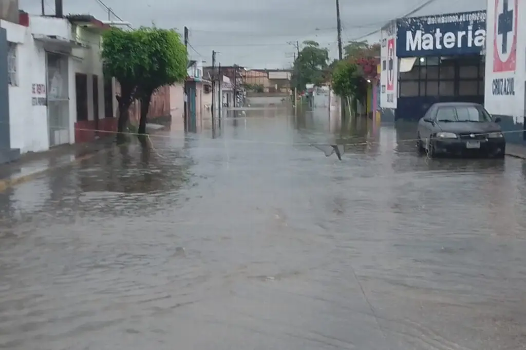 Imagen 'Karl' deja lluvias en el municipio de Cárdenas, Tabasco