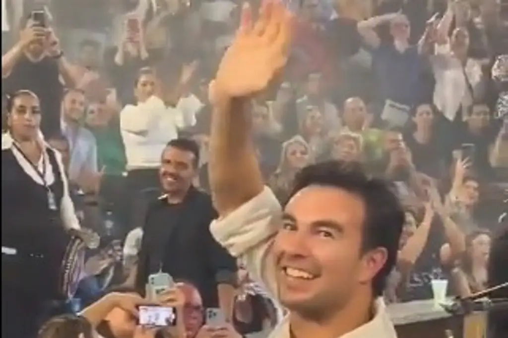 Imagen 'Checo' Pérez es ovacionado en concierto de Carlos Rivera (+video) 