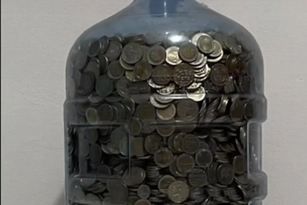Imagen Llenan garrafón con puras monedas durante 4 años; esto juntaron (+Video) 