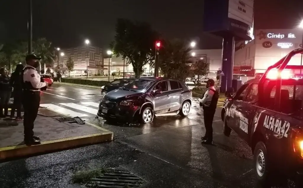 Mujer Pierde El Control Y Choca Su Auto Contra Un Semáforo   Xeu