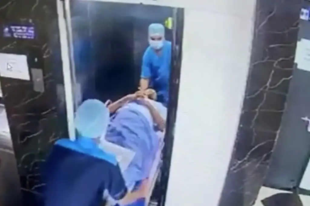 Elevador se desploma en un hospital mientras ingresan a un paciente