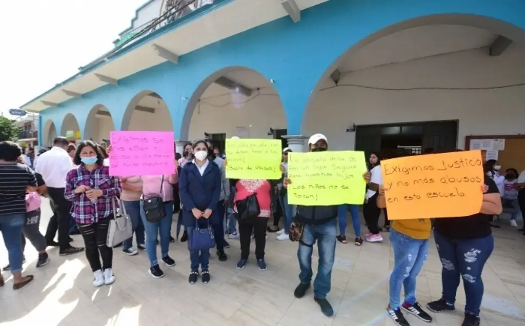Imagen Padres y madres de familia exigen destitución de directora de escuela de Banderilla, Veracruz