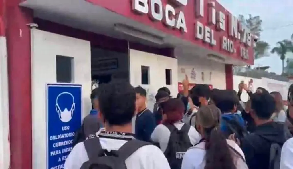 Imagen Sólo se aplicó el reglamento que firmaron, afirma directora tras protesta en CBTis 79