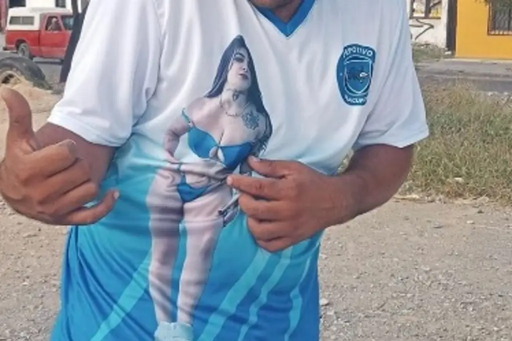 Imagen Equipo de fútbol en México estrena uniformes con imagen de Karely Ruiz (+Fotos)  