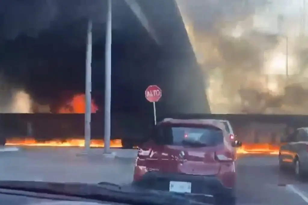 Imagen Explota pipa con combustible tras ser impactada por el tren (+Video)