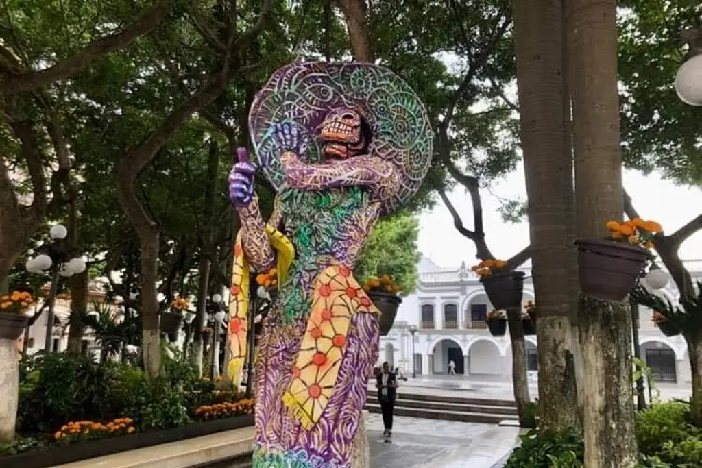 Imagen Llega catrina monumental al zócalo de Veracruz 