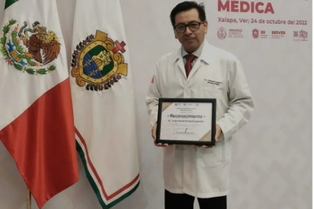 Imagen Entregan reconocimiento al epidemiólogo veracruzano, José Manuel Hurtado 