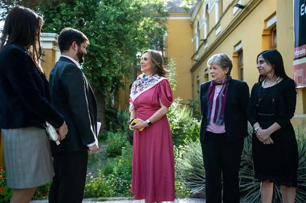 Imagen Esposa de AMLO participa en develación de mural de Gabriela Mistral donado a Chile