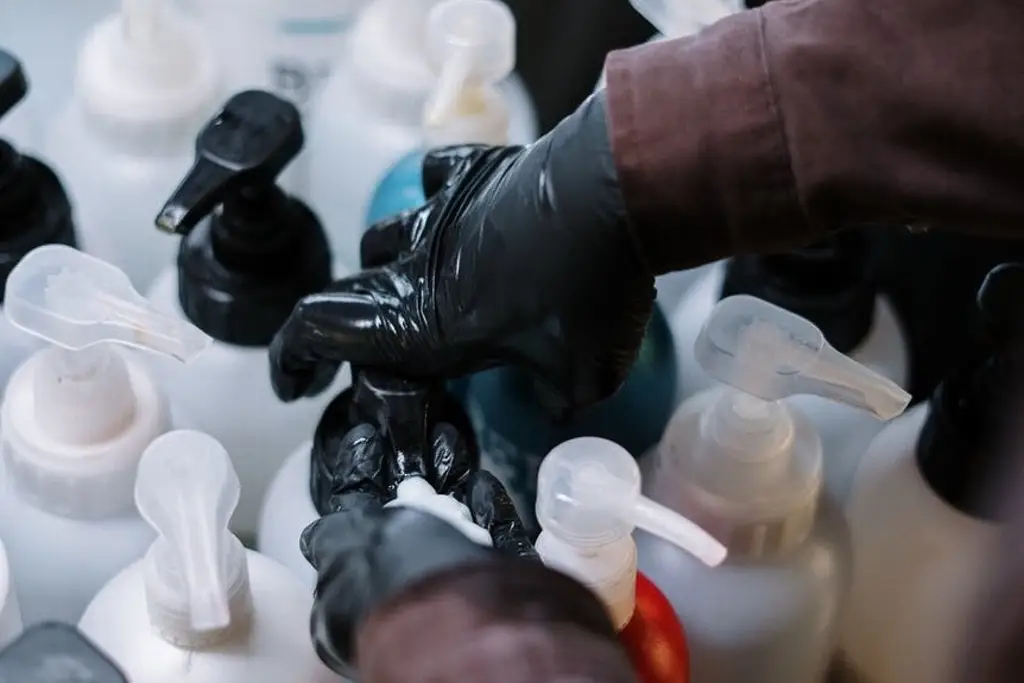 Imagen Retiran shampoos del mercado tras detectar sustancia cancerígena