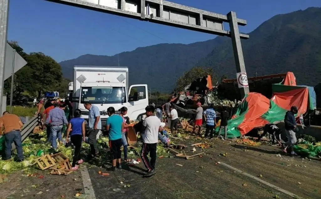 Se accidenta camión cargado de frutas y verduras en autopista de ...