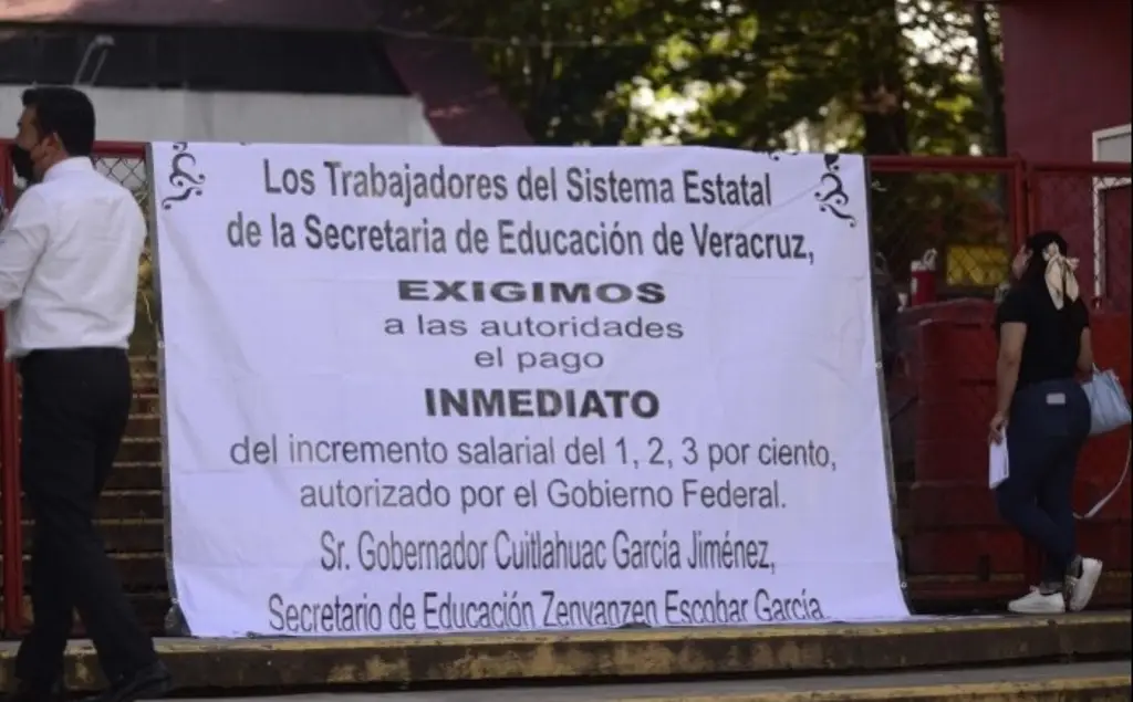 Maestros exigen el pago de prestaciones en protesta en la SEV - xeu ...