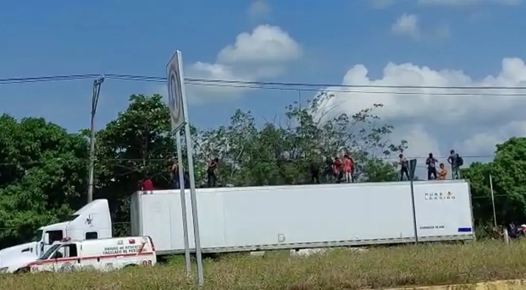 Imagen Choca tráiler cargado de migrantes en la Veracruz-Xalapa