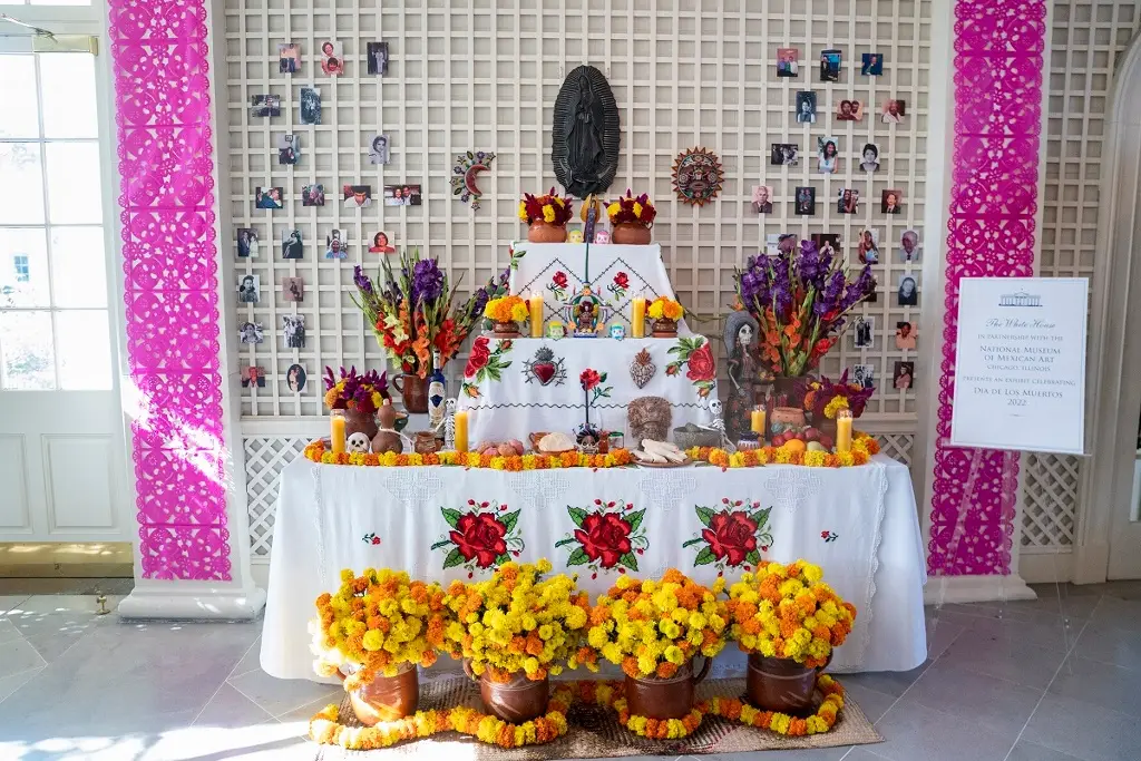 Imagen La Casa Blanca celebra Día de Muertos con ofrenda a familiares del personal